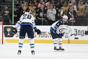 Les joueurs des Jets Neal Pionk, à droite, et Kevin Stenlund réagissent à la défaite 4-1 et à l'élimination des séries éliminatoires par les Golden Knights de Vegas.