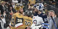 Le gardien des Jets Connor Hellebuyck félicite le gardien de Vegas Laurent Brossoit après la série.