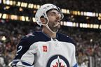 Le défenseur des Jets Dylan DeMelo réagit à l'un des quatre buts des Golden Knights de Vegas lors d'une soirée au cours de laquelle les Jets de Winnipeg ont été éliminés de la post-saison.