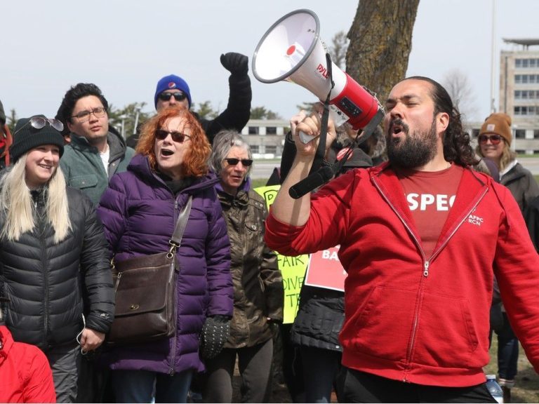 Rencontrez Alex Silas, l’homme à la mode de l’AFPC qui se rend sur les lignes de piquetage à travers Ottawa