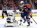 L'attaquant des Oilers d'Edmonton Evander Kane (91) affronte Alex Lafallo (19) des Kings de Los Angeles et le gardien de but Pheonix Copley (29) à Rogers Place à Edmonton le 25 avril 2023. Les Oilers ont gagné 6-3.