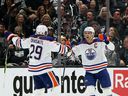   Leon Draisaitl, numéro 29 des Oilers d'Edmonton, célèbre son but avec Connor McDavid, numéro 97, et Evan Bouchard, numéro 2, pour suivre les Kings de Los Angeles 3-2, lors de la deuxième période du quatrième match de la première ronde des séries éliminatoires de la Coupe Stanley 2023 à Crypto.com Arena le 23 avril 2023 à Los Angeles, Californie.