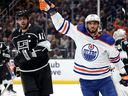 Evander Kane # 91 des Oilers d'Edmonton réagit à son but devant Anze Kopitar # 11 des Kings de Los Angeles, pour égaliser le match 3-3, lors de la troisième période du quatrième match du premier tour des séries éliminatoires de la Coupe Stanley 2023 à Crypto.com Arena le 23 avril 2023 à Los Angeles, Californie.