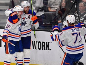 23 avril 2023 ;  Los Angeles, Californie, États-Unis ;  L'aile gauche des Oilers d'Edmonton Zach Hyman (18 ans) célèbre son but marqué contre les Kings de Los Angeles avec le centre Leon Draisaitl (29 ans) et le centre Ryan McLeod (71 ans) pendant les heures supplémentaires du quatrième match du premier tour des séries éliminatoires de la Coupe Stanley 2023 à Crypto. com Arena.  Crédit obligatoire : Gary A. Vasquez-USA TODAY Sports