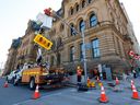 Les équipes de la Ville d'Ottawa réinstallent les feux de circulation sur la rue Wellington devant la Colline du Parlement.  La rue doit rouvrir à la circulation vendredi.