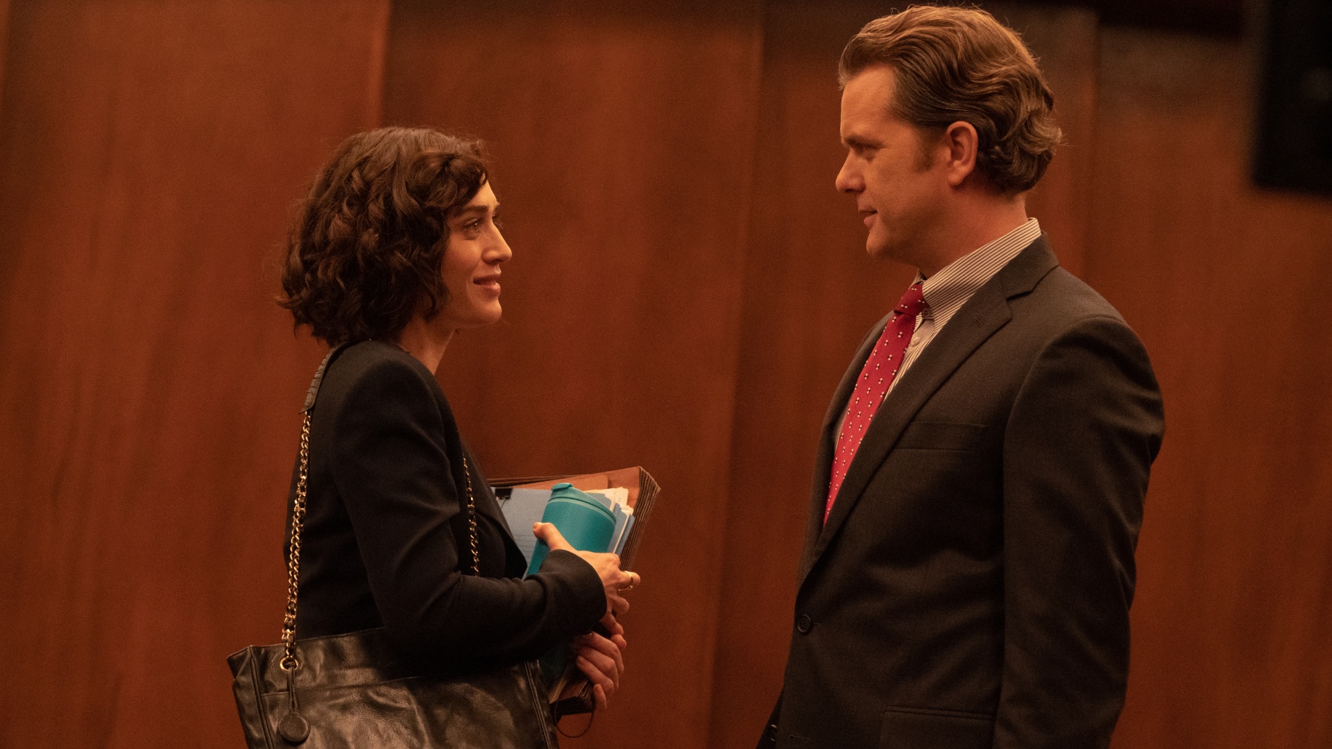 Lizzy Caplan et Joshua Jackson dans Fatal Attraction