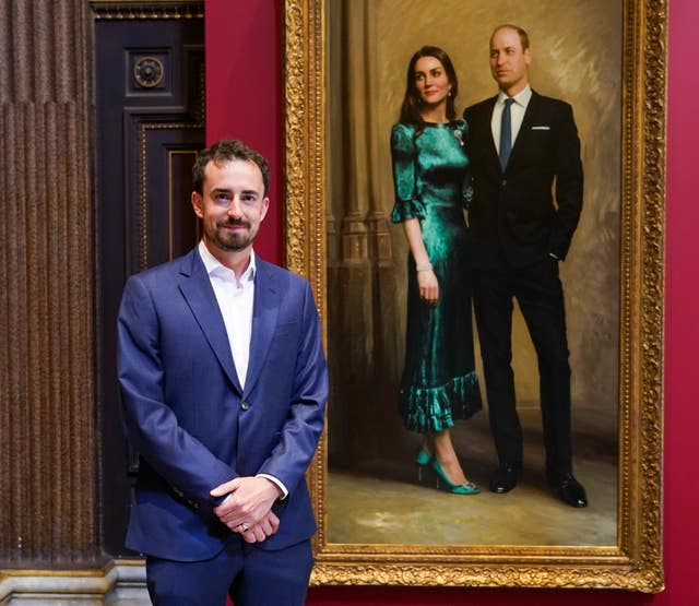 L'artiste Jamie Coreth devant un portrait qu'il a peint du duc et de la duchesse de Cambridge qui est exposé au Fitzwilliam Museum de Cambridge (Paul Edwards/The Sun/PA)