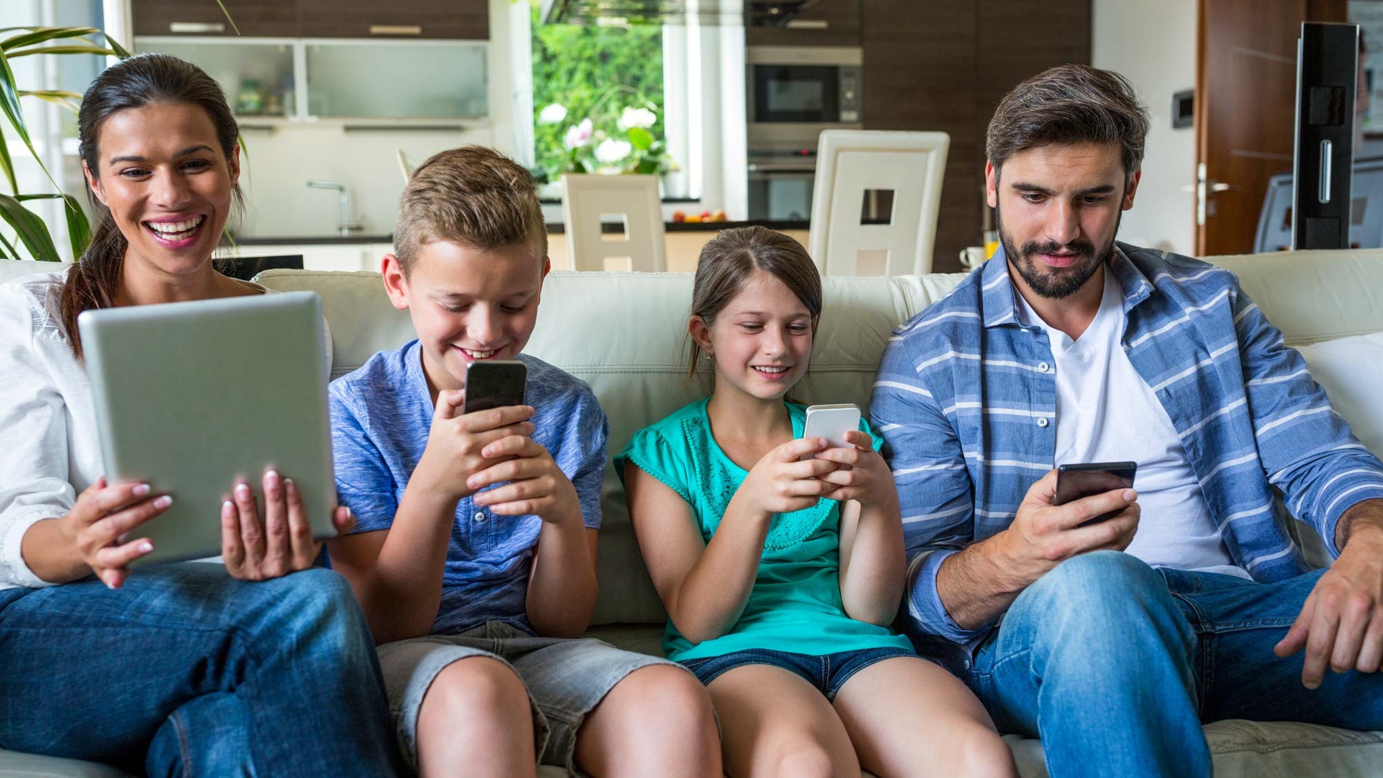 Une famille heureuse utilisant des appareils connectés à Internet