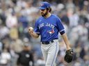 Jordan Romano des Blue Jays de Toronto regarde le ballon sur le monticule lors de la neuvième manche du match contre les Yankees de New York au Yankee Stadium le 22 avril 2023 dans le Bronx, New York.