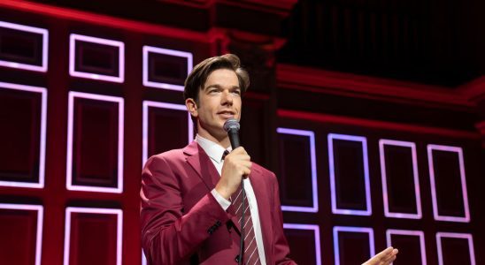 Le spécial Netflix de John Mulaney, Baby J, réhabilite une relation parasociale