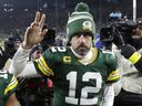 Le quart-arrière des Packers Aaron Rodgers quitte le terrain après avoir perdu contre les Lions au Lambeau Field de Green Bay, Wisconsin, le 8 janvier 2023.