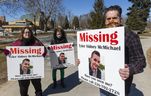 Tony McMichael, sa femme Rachel et sa sœur Chloe McMichael tiennent des pancartes dans le parc Victoria le dimanche 14 mars 2021 pour sensibiliser le public à la disparition de leur fils et neveu Tyler Sidney McMichael, qui a été vu pour la dernière fois dans le parc Victoria il y a deux ans.  (Mike Hensen/The London Free Press)