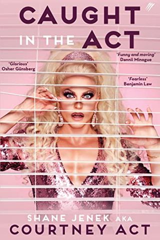 Pris en flagrant délit par Shane Jenek, alias Courtney Act