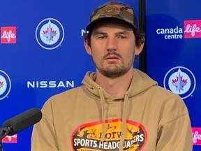 Le gardien des Jets Connor Hellebuyck s'adresse aux médias lors de la disponibilité de l'équipe après la saison le samedi 29 avril 2023 au Canada Life Centre.