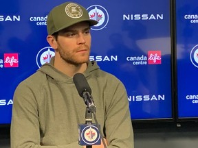 Le centre des Jets Adam Lowry s'adresse aux médias lors de la disponibilité de l'équipe après la saison le samedi 29 avril 2023 au Canada Life Centre.