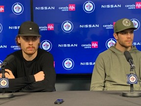 L'ailier des Jets Mason Appleton et le centre Adam Lowry écoutent les questions des médias lors de la disponibilité d'après-saison de l'équipe le samedi 29 avril 2023 au Canada Life Centre.