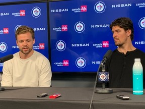 Le défenseur des Jets Josh Morrissey et le centre Mark Scheifele s'adressent aux médias lors de la disponibilité d'après-saison de l'équipe le samedi 29 avril 2023 au Canada Life Centre.