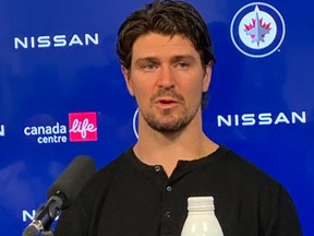 Le centre des Jets de Winnipeg Mark Scheifele s'adresse aux médias lors de la disponibilité de l'équipe après la saison le samedi 29 avril 2023 au Canada Life Centre.  Ted Wyman/Winnipeg Sun