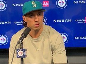 Le défenseur des Jets Brenden Dillon s'adresse aux médias lors de la disponibilité d'après-saison de l'équipe le samedi 29 avril 2023 au Canada Life Centre.