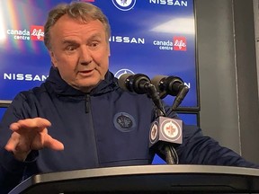 L'entraîneur-chef des Jets, Rick Bowness, s'adresse aux médias lors de la disponibilité de l'équipe d'après-saison au Canada Life Centre le samedi 29 avril 2023.