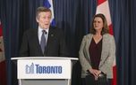 John Tory prononce son dernier discours avant de partir en tant que maire de Toronto.  Tory s'est entretenu avec la mairesse par intérim, Jennifer McKelvie, qui prendra la relève jusqu'à la tenue d'une élection partielle.  Tory a remis sa démission après avoir découvert qu'il avait une relation avec un membre du personnel de la ville.  le vendredi 17 février 2023.