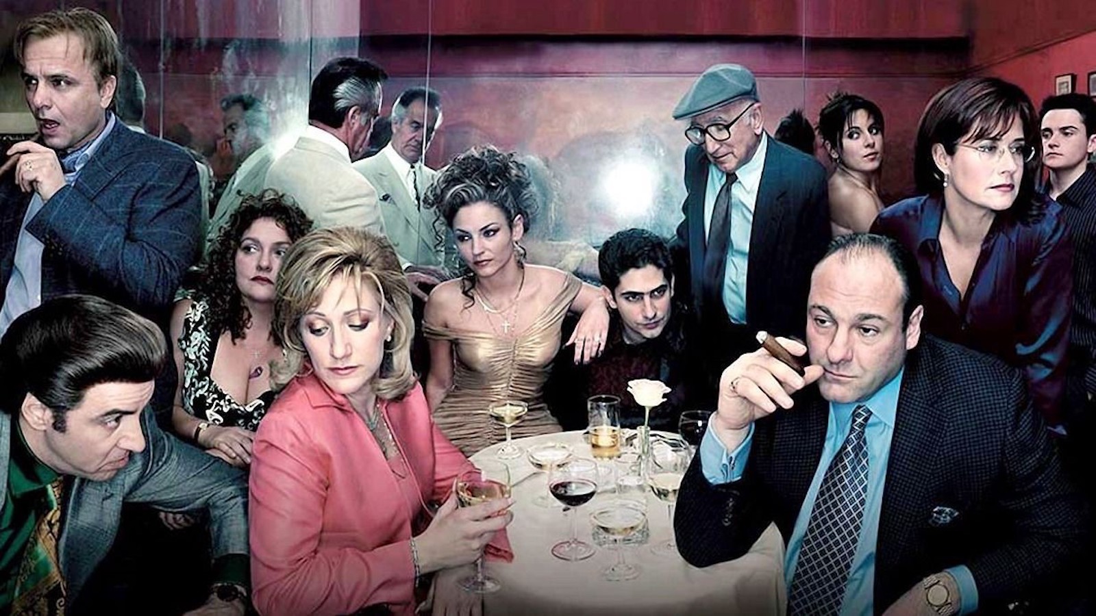 Le casting des Sopranos détourne le regard de l'appareil photo sur une photo de groupe