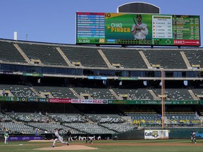 Jesus Luzardo des Miami Marlins, en bas, lance contre les Oakland Athletics lors de la deuxième manche d'un match de baseball à Oakland, en Californie, le 24 août 2022.