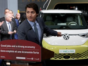 Le Premier ministre Justin Trudeau assiste à une conférence de presse pour annoncer les détails de la construction d'une gigafactory pour la production de batteries de véhicules électriques par la société de batteries PowerCo SE du groupe Volkswagen à St. Thomas, Ontario, Canada le 21 avril 2023. REUTERS/Carlos Osorio