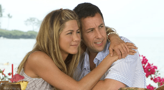 Adam Sandler glisse hilarante et dit qu'il sait "quand se retirer" tout en travaillant avec Jennifer Aniston