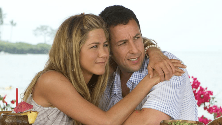 Adam Sandler glisse hilarante et dit qu'il sait "quand se retirer" tout en travaillant avec Jennifer Aniston
