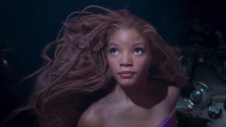 Alan Menken a changé les paroles de deux chansons bien-aimées pour le remake en direct de Little Mermaid suite à un contrecoup sur les messages du film original
