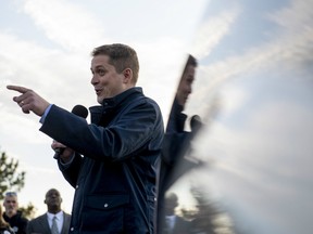 Le chef conservateur Andrew Scheer s'adresse à ses partisans avant un événement de porte-à-porte pour les bénévoles dans la banlieue de Kanata à Ottawa le jeudi 25 avril 2019.