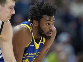 L'attaquant des Warriors Andrew Wiggins attend que le jeu reprenne pendant la seconde moitié du match de l'équipe contre les Nuggets à Denver, le 2 février 2023.