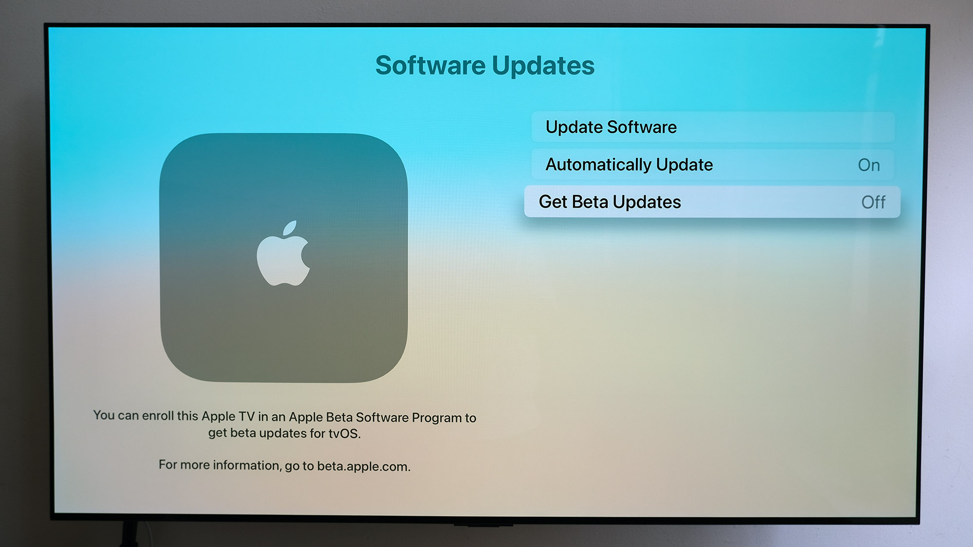 L'écran des mises à jour du logiciel tvOS, avec le bouton Obtenir les mises à jour bêta sélectionné