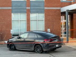 Des trous de balle peuvent être vus dans la fenêtre et la porte du côté conducteur d'une Mercedes à Laval le mercredi 15 mars 2023, après une apparente tentative d'assassinat contre Leonardo Rizzuto.