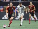 Le milieu de terrain d'Atlanta United Matheus Rossetto, à gauche, passe devant le milieu de terrain du Toronto FC Jonathan Osorio, au centre, lors de la seconde moitié d'un match de football de la MLS, le samedi 4 mars 2023, à Atlanta.  Le Toronto FC visite l'Union de Philadelphie samedi dans un affrontement d'équipes de la MLS qui ne sont pas là où elles veulent être – respectivement aux neuvième et dixième places de la Conférence de l'Est.