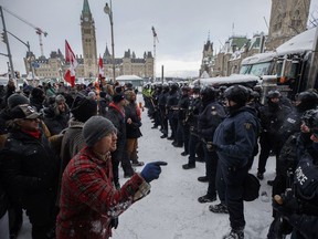 La police intervient pour nettoyer le centre-ville d'Ottawa près de la colline du Parlement des manifestants après des semaines de manifestations, le 19 février 2022. Un groupe national des libertés civiles est sur le point de faire valoir que "réclamations nébuleuses ou tendues" au sujet de l'instabilité économique ou des troubles généraux n'étaient pas suffisants pour justifier légalement l'utilisation par le gouvernement libéral de la Loi sur les mesures d'urgence au début de l'année dernière.