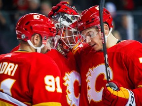 28 mars 2023 ;  Calgary, Alberta, CAN ;  Le gardien de but des Flames de Calgary Jacob Markstrom (25) et l'aile droite des Flames de Calgary Walker Duehr (71) célèbrent leur victoire sur les Kings de Los Angeles au Scotiabank Saddledome.  Crédit obligatoire : Sergei Belski - USA TODAY Sports