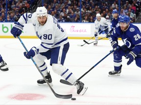 11 avril 2023 ;  Tampa, Floride, États-Unis ;  Le centre des Maple Leafs de Toronto, Ryan O'Reilly, passe la rondelle alors que le défenseur du Lightning de Tampa Bay, Ian Cole, a tenté de défendre au cours de la deuxième période à l'Amalie Arena.