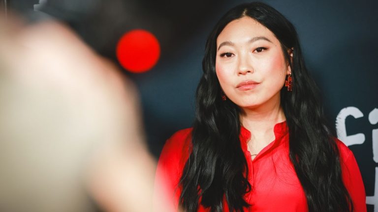 Awkwafina dit qu'elle a été victime d'une escroquerie de 10 $ en essayant d'obtenir une fausse carte d'identité à l'adolescence : "Vraiment jeune et stupide"
