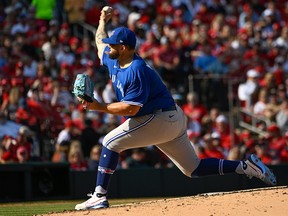 Alek Manoah des Blue Jays de Toronto lance contre les Cardinals de St. Louis lors de la journée d'ouverture au Busch Stadium le 30 mars 2023 à St Louis.