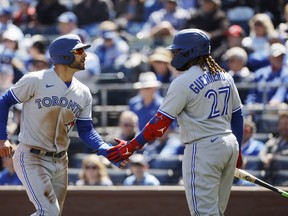 Kevin Kiermaier (à gauche) des Blue Jays est félicité par Vladimir Guerrero Jr. au marbre après avoir marqué un simple de Bo Bichette lors de la deuxième manche contre les Royals de Kansas City à Kansas City, Mo., le jeudi 6 avril 2023.