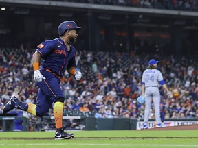 Le lanceur partant des Blue Jays de Toronto Kevin Gausman (34) lève les yeux et le voltigeur gauche des Astros de Houston Corey Julks (9) fait le tour des bases après avoir frappé un coup de circuit lors de la troisième manche au Minute Maid Park le 17 avril 2023.