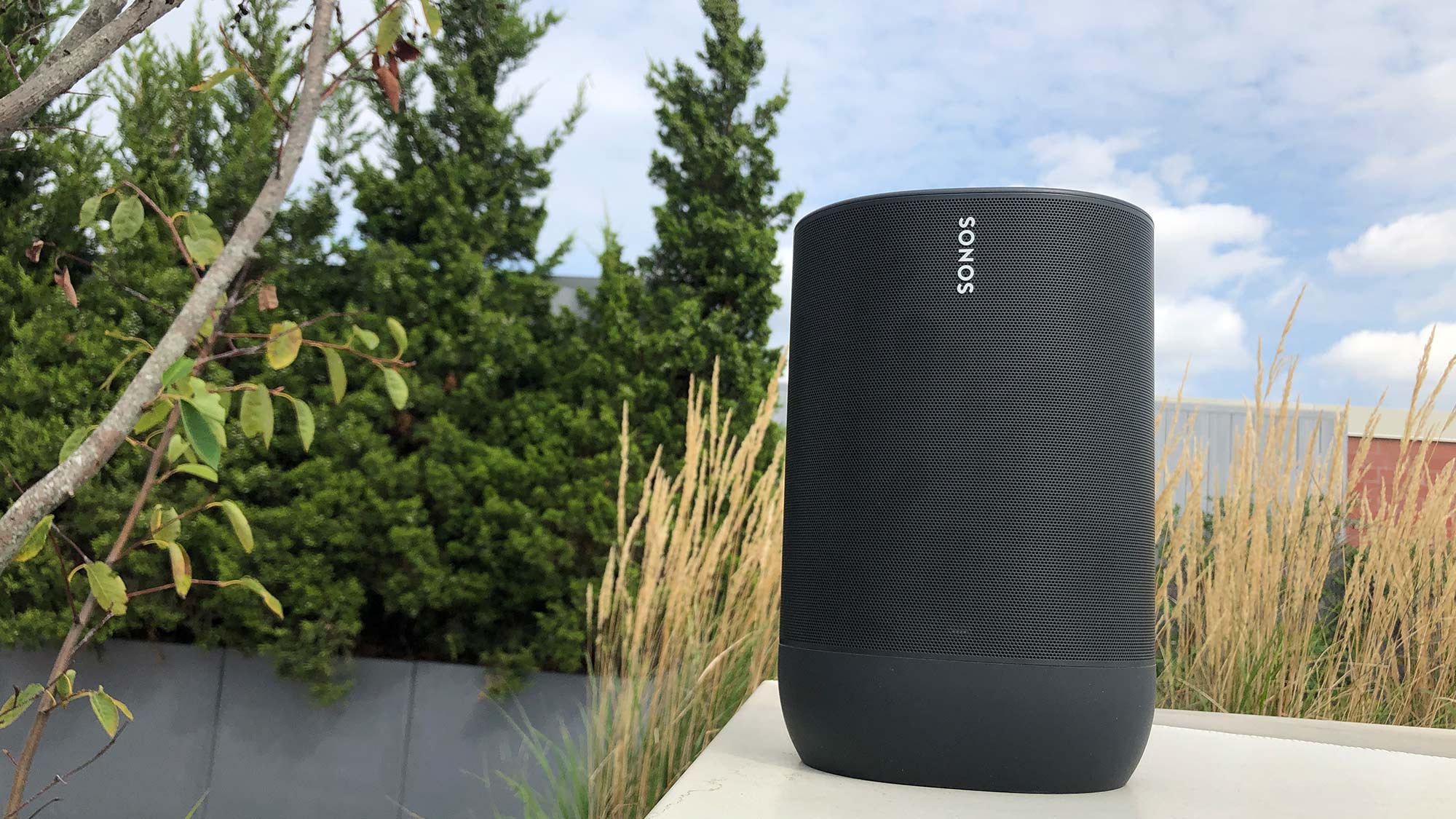 Le Sonos Move testé dans un jardin