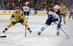 LAS VEGAS, NEVADA - 18 AVRIL: Morgan Barron # 36 des Jets de Winnipeg patine avec la rondelle contre Jack Eichel # 9 des Golden Knights de Vegas dans la troisième période du premier match du premier tour des séries éliminatoires de la Coupe Stanley 2023 à T- Mobile Arena le 18 avril 2023 à Las Vegas, Nevada.  Les Jets ont défait les Golden Knights 5-1.  (Photo par Ethan Miller/Getty Images)