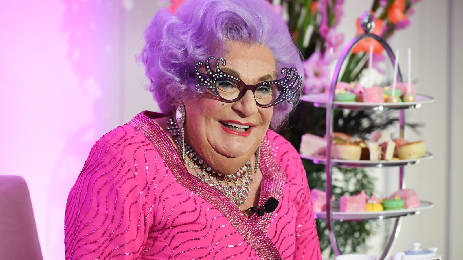 Barry Humphries, comédien connu pour Dame Edna Everage Persona, décède à 89 ans
