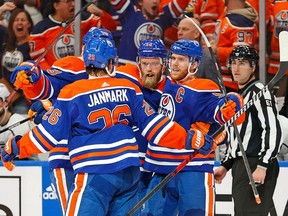 L'attaquant des Oilers d'Edmonton Connor McDavid (97) célèbre après avoir marqué son 300e but en carrière au cours de la troisième période contre les Kings de Los Angeles à Rogers Place.