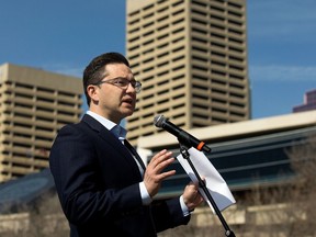 Pierre Poilievre, chef du Parti conservateur du Canada et de l'Opposition officielle, s'adresse aux médias lors d'une escale à Edmonton le jeudi 13 avril 2023.