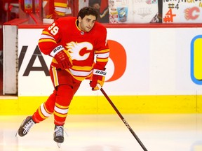 L'attaquant des Flames de Calgary Matt Coronato pendant l'échauffement avant d'affronter les Sharks de San Jose au Scotiabank Saddledome de Calgary le mercredi 12 avril 2023.