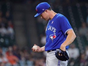 Nate Pearson des Blue Jays de Toronto baisse les yeux avant d'être retiré lors de la troisième manche contre les Astros de Houston au Minute Maid Park le 09 mai 2021 à Houston, Texas.